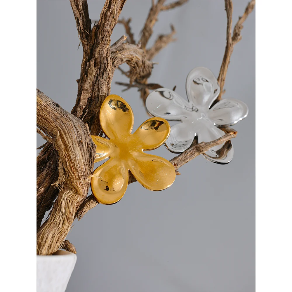 The Magnolia Brooch